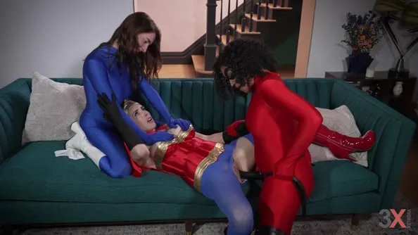 The Best Halloween Surprise Ever - That Kinky Girl - Cadence Lux, Syenite, Tina Lee Comet | 3x-strapon.com